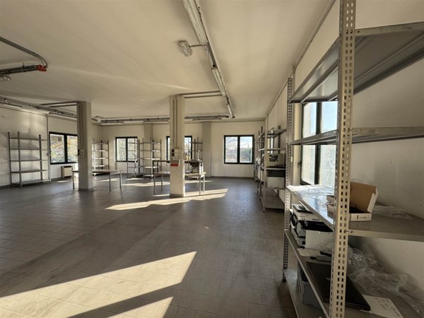 ufficio in vendita a Besana in Brianza in zona Calò