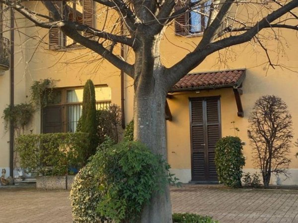 appartamento in vendita a Besana in Brianza in zona Villa Raverio