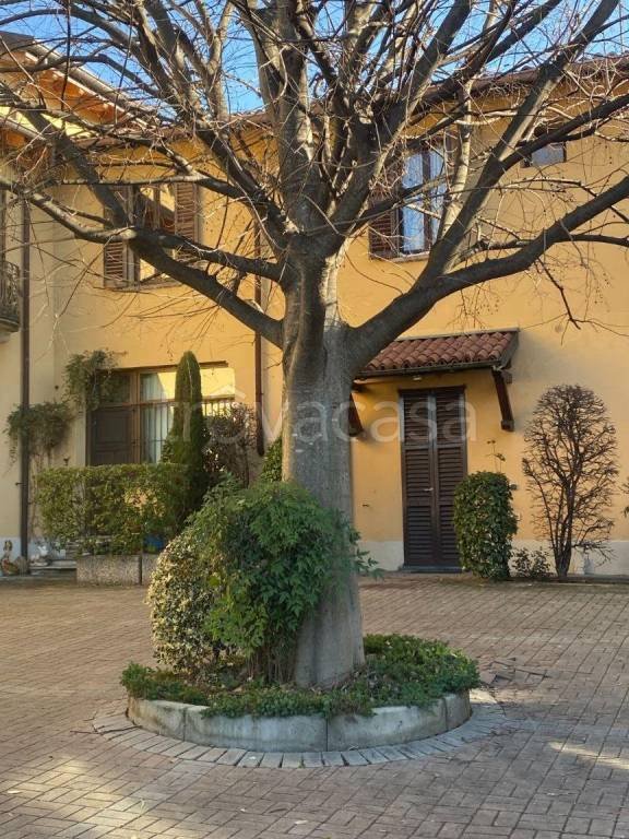 appartamento in vendita a Besana in Brianza in zona Villa Raverio