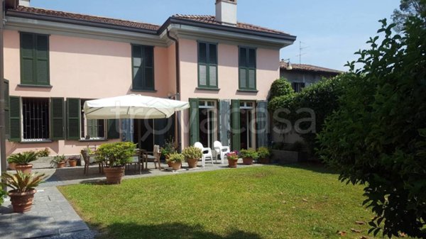 casa indipendente in vendita a Besana in Brianza in zona Villa Raverio