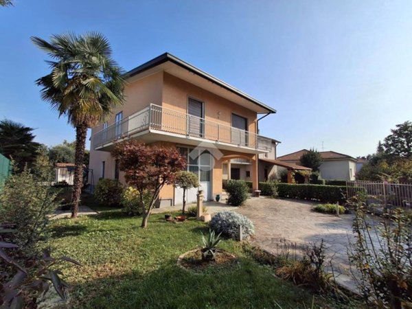 casa indipendente in vendita a Besana in Brianza in zona Villa Raverio