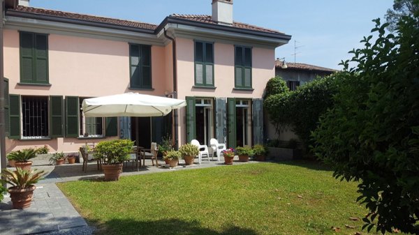 casa indipendente in vendita a Besana in Brianza in zona Villa Raverio