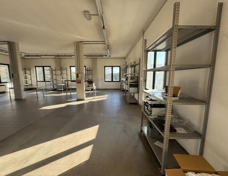 locale commerciale in vendita a Besana in Brianza in zona Calò