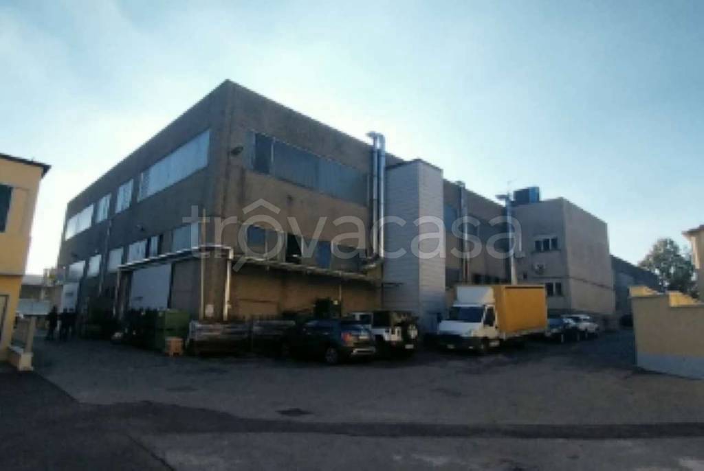 locale commerciale in vendita a Besana in Brianza