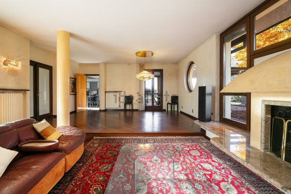 casa indipendente in vendita a Besana in Brianza in zona Villa Raverio