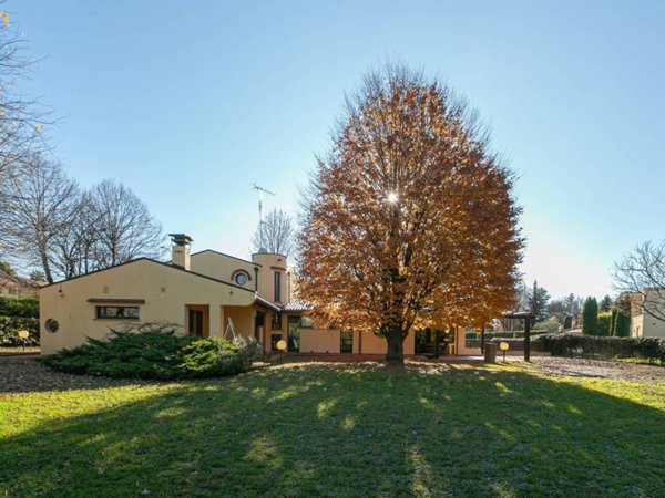casa indipendente in vendita a Besana in Brianza in zona Villa Raverio