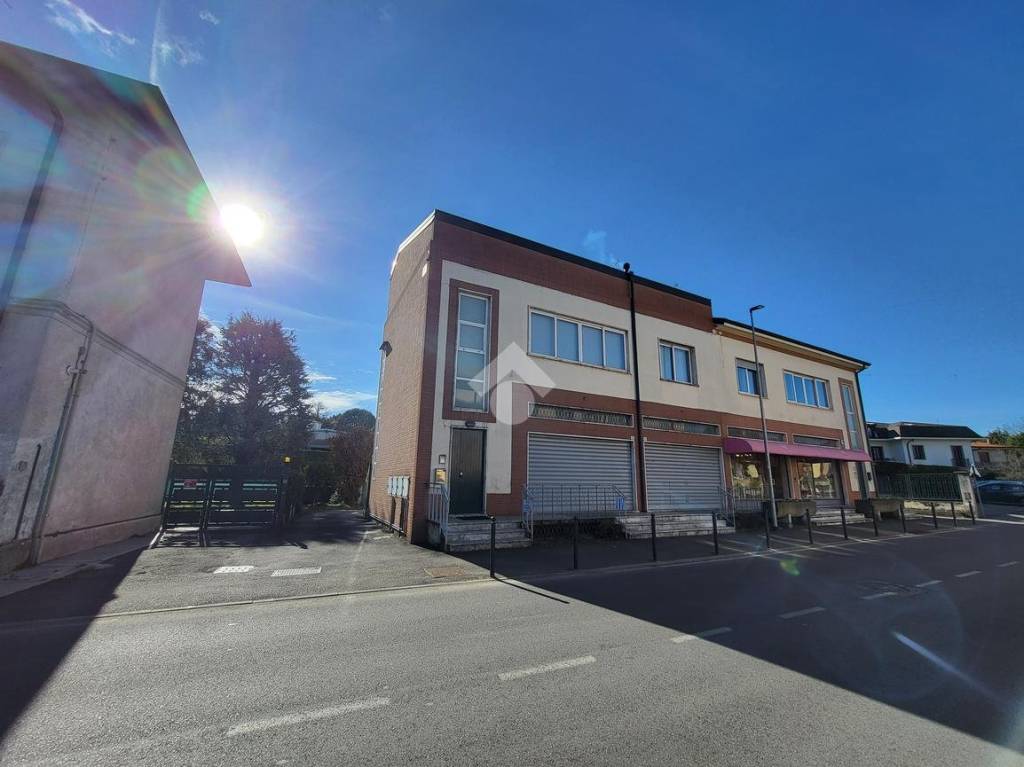 negozio in affitto a Besana in Brianza