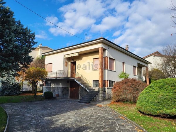 casa indipendente in vendita a Besana in Brianza in zona Villa Raverio