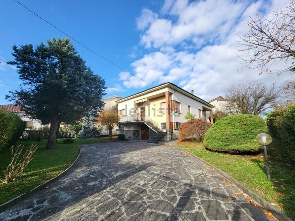 casa indipendente in vendita a Besana in Brianza in zona Villa Raverio