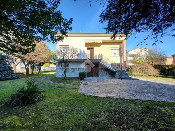 casa indipendente in vendita a Besana in Brianza in zona Villa Raverio