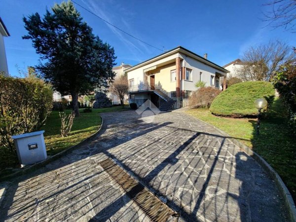 casa indipendente in vendita a Besana in Brianza in zona Villa Raverio