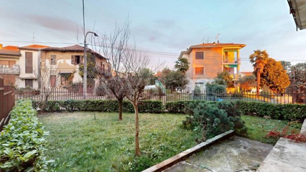 casa indipendente in vendita a Besana in Brianza in zona Montesiro