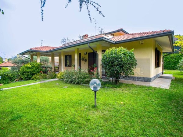 casa indipendente in vendita a Besana in Brianza in zona Villa Raverio