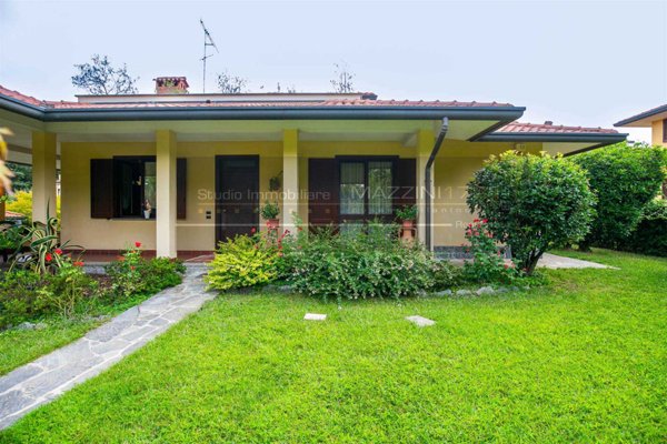 casa indipendente in vendita a Besana in Brianza in zona Villa Raverio