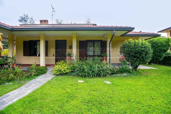 casa indipendente in vendita a Besana in Brianza in zona Villa Raverio