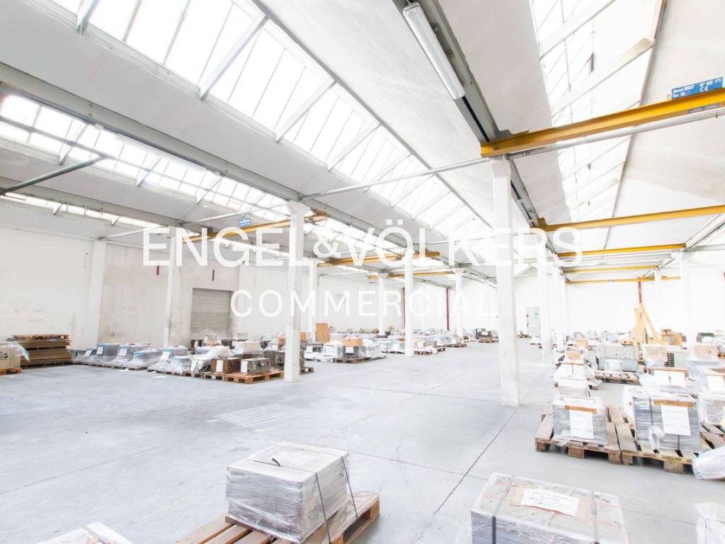 locale commerciale in vendita a Besana in Brianza