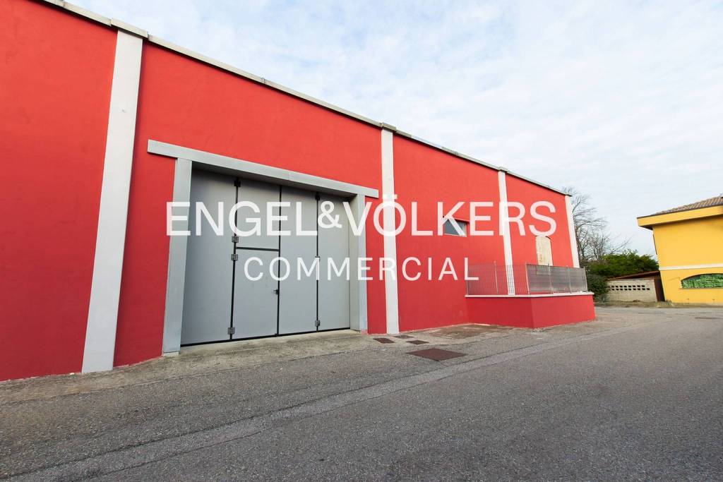 locale commerciale in vendita a Besana in Brianza