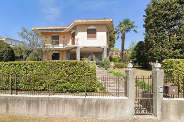 casa indipendente in vendita a Besana in Brianza in zona Montesiro