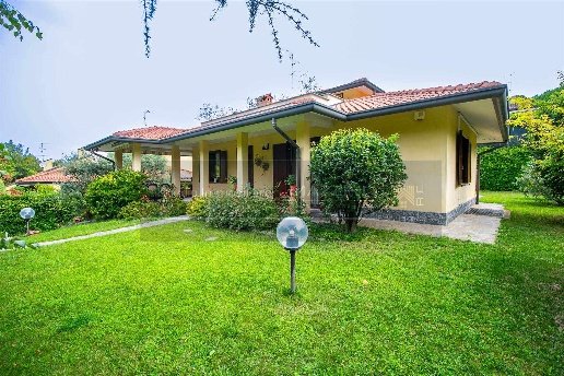casa indipendente in vendita a Besana in Brianza in zona Villa Raverio