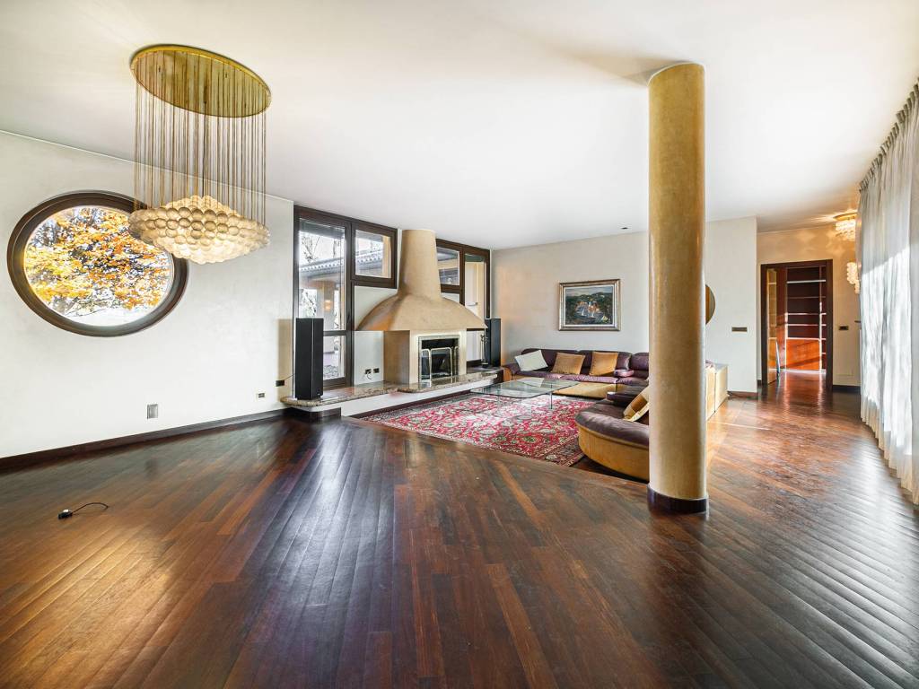 casa indipendente in vendita a Besana in Brianza in zona Villa Raverio