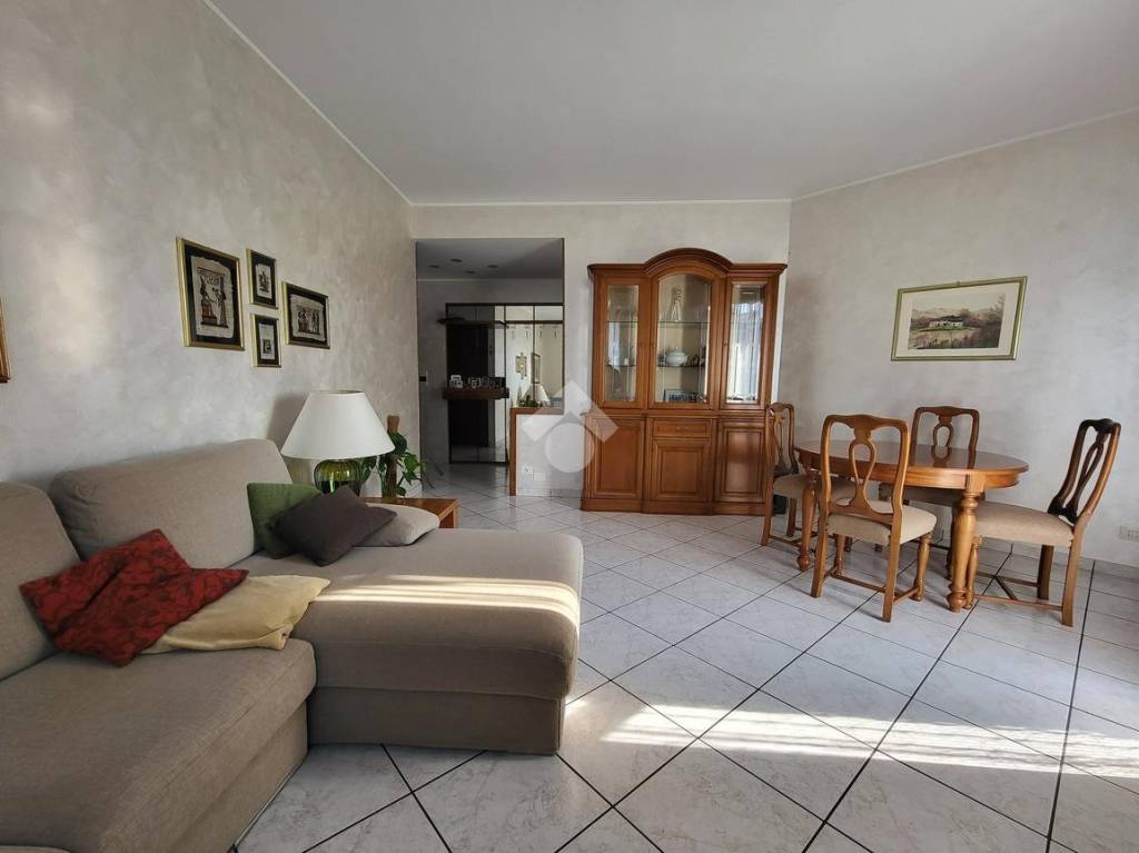 appartamento in vendita a Besana in Brianza in zona Villa Raverio