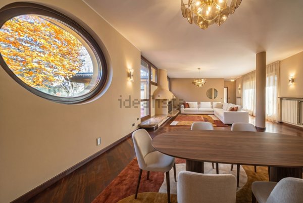 casa indipendente in vendita a Besana in Brianza in zona Villa Raverio