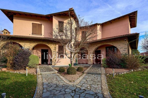 casa indipendente in vendita a Besana in Brianza in zona Villa Raverio