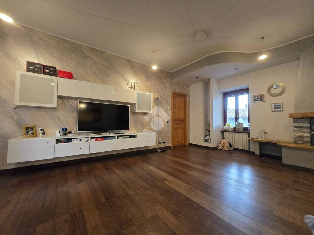 appartamento in vendita a Besana in Brianza in zona Villa Raverio