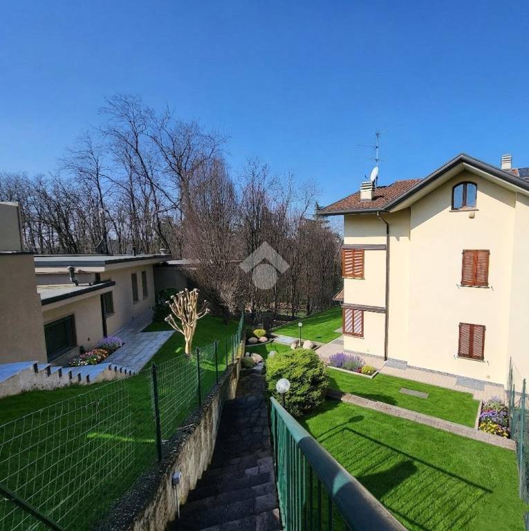 casa indipendente in vendita a Besana in Brianza in zona Villa Raverio