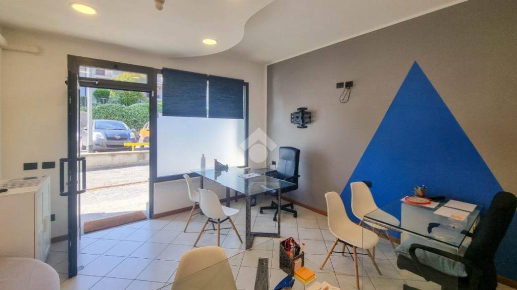 negozio in vendita a Besana in Brianza