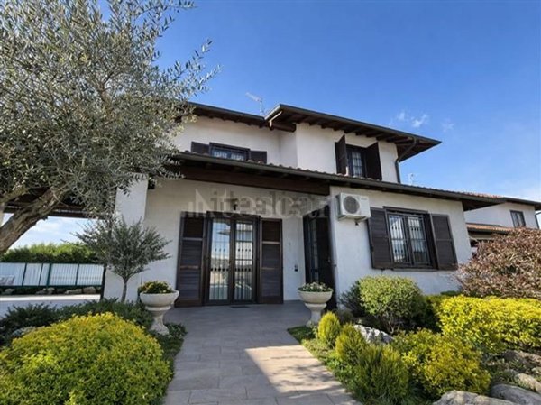 casa indipendente in vendita a Besana in Brianza in zona Montesiro