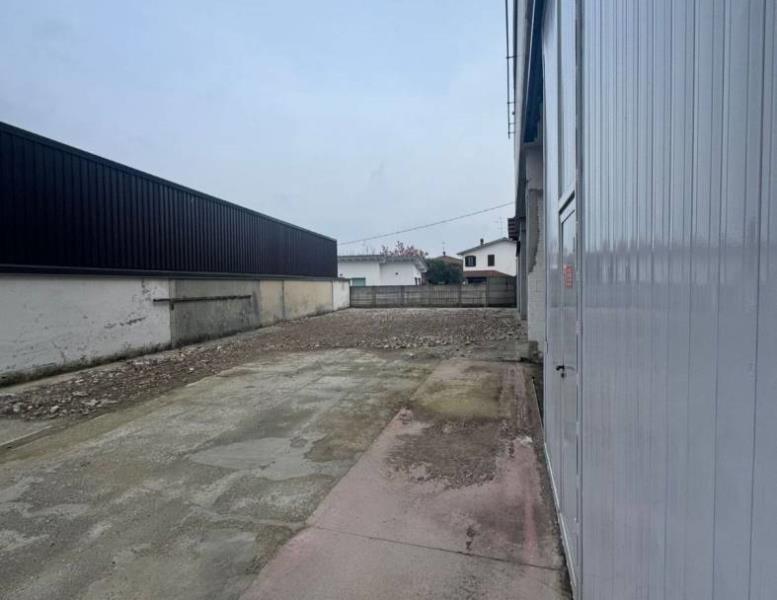 locale commerciale in vendita a Besana in Brianza