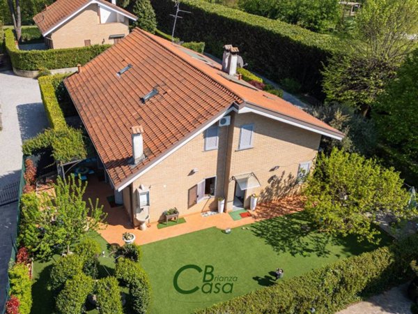 casa indipendente in vendita a Besana in Brianza in zona Calò