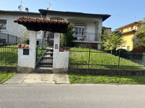 casa indipendente in vendita a Besana in Brianza in zona Montesiro
