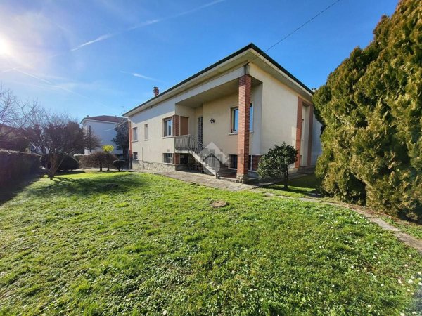 casa indipendente in vendita a Besana in Brianza in zona Villa Raverio