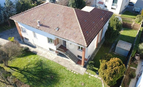 casa indipendente in vendita a Besana in Brianza in zona Villa Raverio