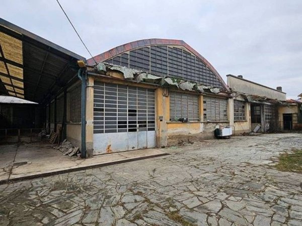 locale commerciale in vendita a Besana in Brianza