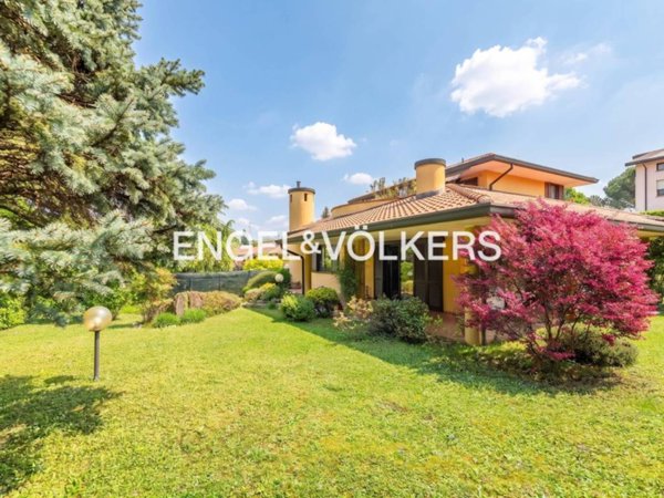casa indipendente in vendita a Besana in Brianza in zona Villa Raverio