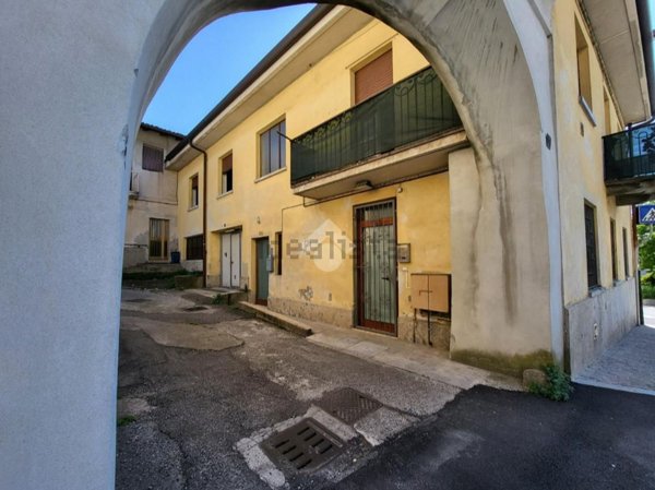 appartamento in vendita a Besana in Brianza in zona Montesiro