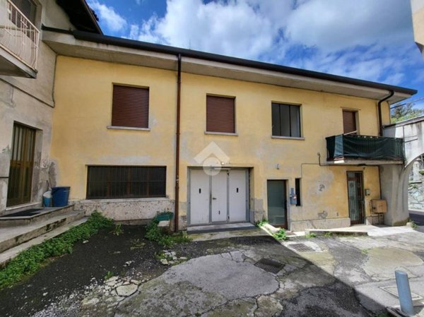 casa indipendente in vendita a Besana in Brianza in zona Montesiro