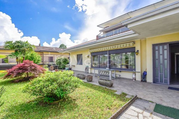 casa indipendente in vendita a Besana in Brianza in zona Villa Raverio