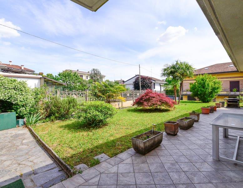 casa indipendente in vendita a Besana in Brianza in zona Villa Raverio