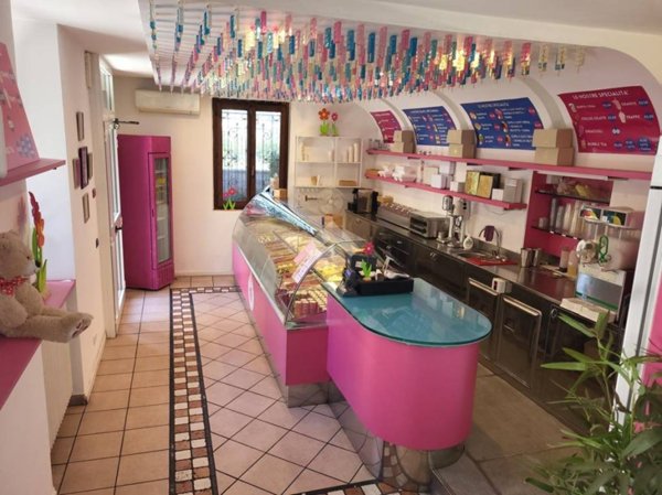 negozio in vendita a Besana in Brianza in zona Villa Raverio