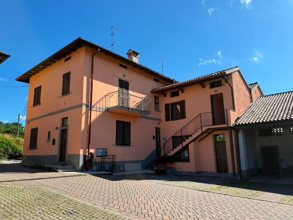 appartamento in vendita a Besana in Brianza in zona Villa Raverio