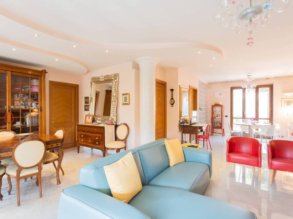 casa indipendente in vendita a Besana in Brianza in zona Calò