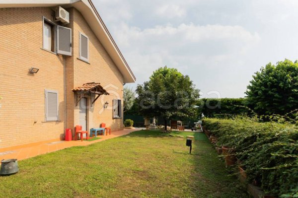 casa indipendente in vendita a Besana in Brianza in zona Calò