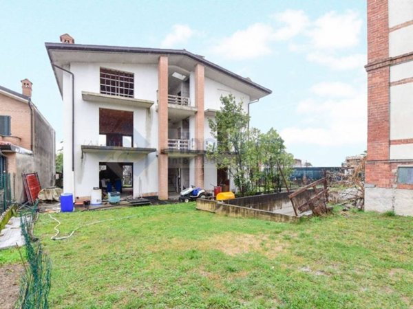 intera palazzina in vendita a Besana in Brianza in zona Villa Raverio