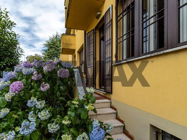 casa indipendente in vendita a Besana in Brianza in zona Villa Raverio