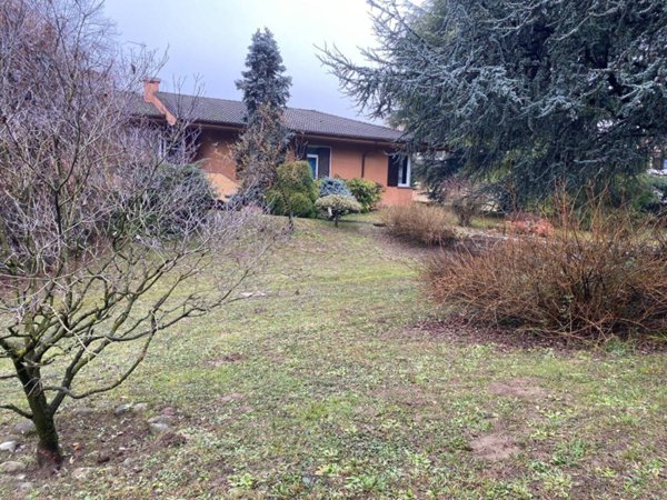 casa indipendente in vendita a Besana in Brianza in zona Villa Raverio