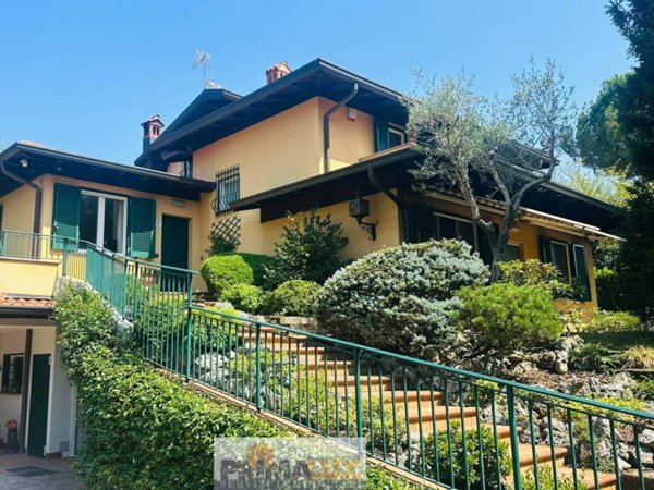 casa indipendente in vendita a Besana in Brianza in zona Villa Raverio